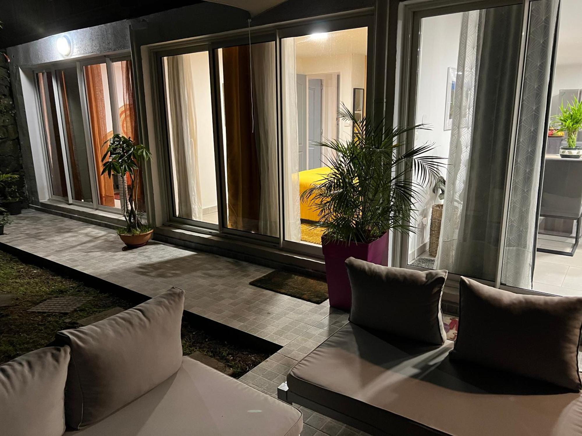 Villa, Lossy Le Tampon Exteriör bild